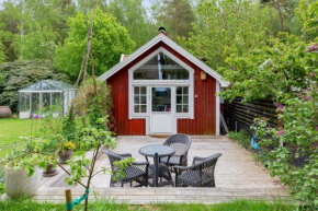 Cozy holiday home at the beautiful Pariserviken in Motala, Motala